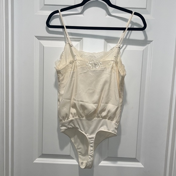 Express CREAM Lace Trim Downtown Cami Thong Bodysuit XS LIKE NEW - Picture 5 of 11